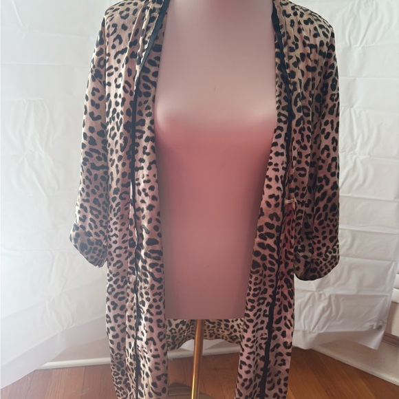 Victoria's Secret Black and Tan Robe with Leopard Print - Picture 5 of 5